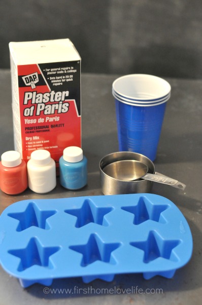Who knew making your own sidewalk chalk was this easy?! These little star chalks will be the perfect Fourth of July favor!