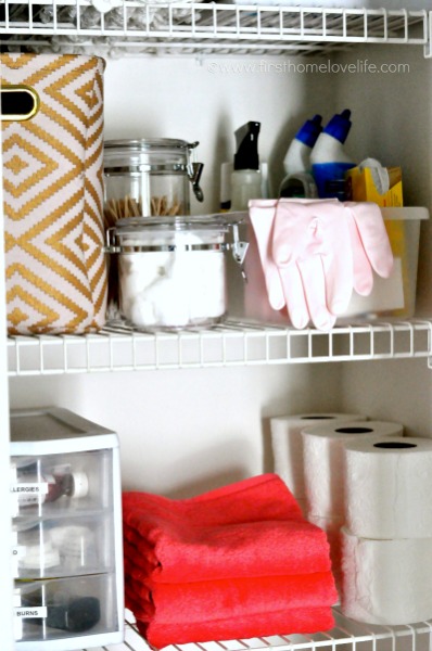 whats in my linen closet via www.firsthomelovelife.com