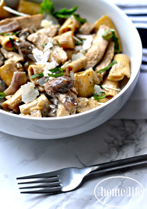 easy-dinner-recipe-creamy-chicken-marsala-mushroom-pasta-via-www-firsthomelovelife-com