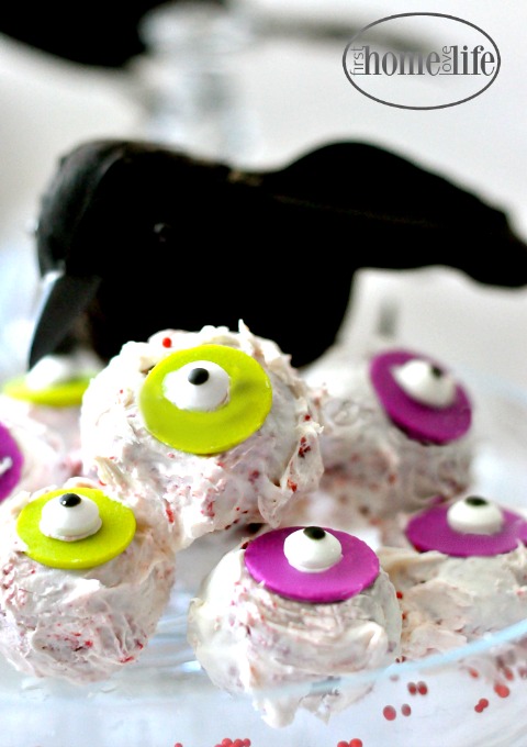 a-fun-take-on-a-cakepop-these-halloween-cake-eyeballs-are-the-perfect-halloween-treat-to-pop-in-your-mouth-via-firsthomelovelife-com