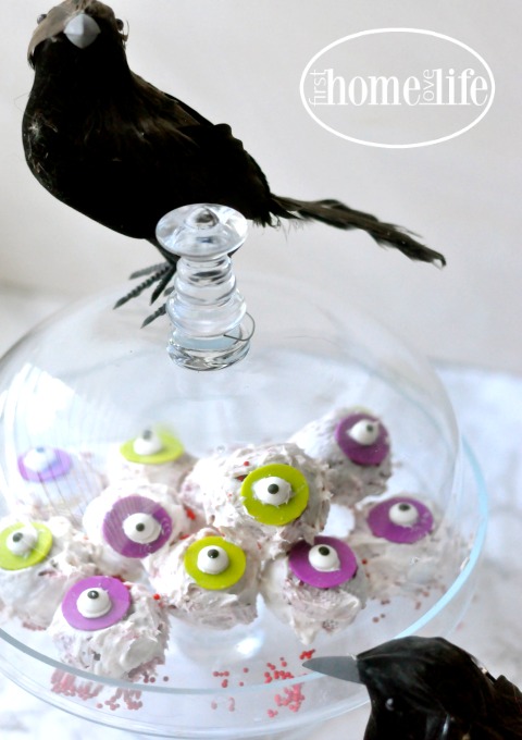 these-halloween-cake-eyeballs-are-the-perfect-halloween-treat-to-pop-in-your-mouth-via-firsthomelovelife-com