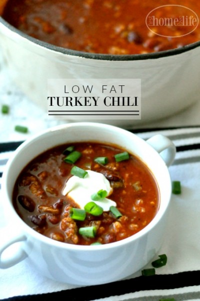 This low fat turkey chili recipe is a great staple to add to your dinner rotation! via firsthomelovelife.com