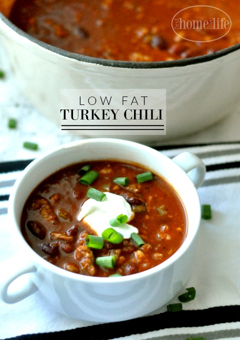 This low fat turkey chili recipe is a great staple to add to your dinner rotation! via firsthomelovelife.com