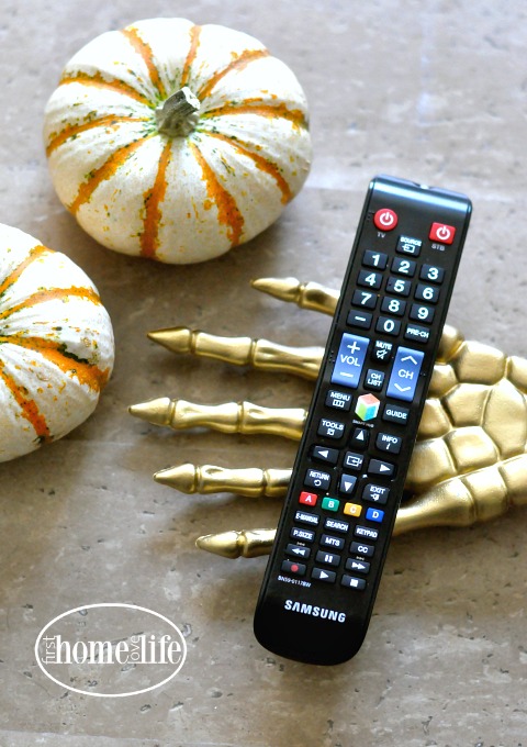 gold-skeleton-hand-halloween-decoration-via-firsthomelovelife-com