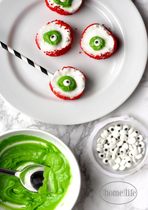 how to make marshmallow eyeballs via firsthomelovelife.com