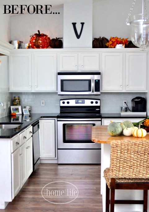 pretty-blue-and-white-kitchen-via-firsthomelovelife-com