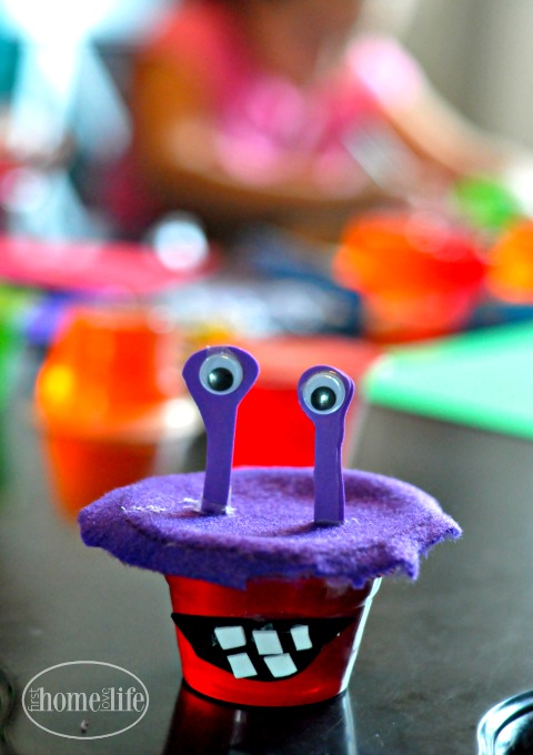 purple-people-eater-monster-jello-cup-halloween-craft-via-www-firsthomelovelife-com