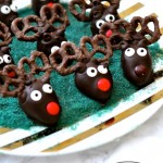chocolate covered strawberries for chirstmas - reindeer chocolate strawberries via firsthomelovelife.com