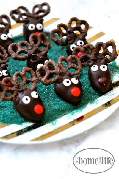 chocolate covered strawberries for chirstmas - reindeer chocolate strawberries via firsthomelovelife.com