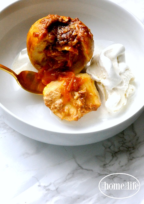 crockpot-baked-apples-with-caramel-inside-via-firsthomelovelife-com