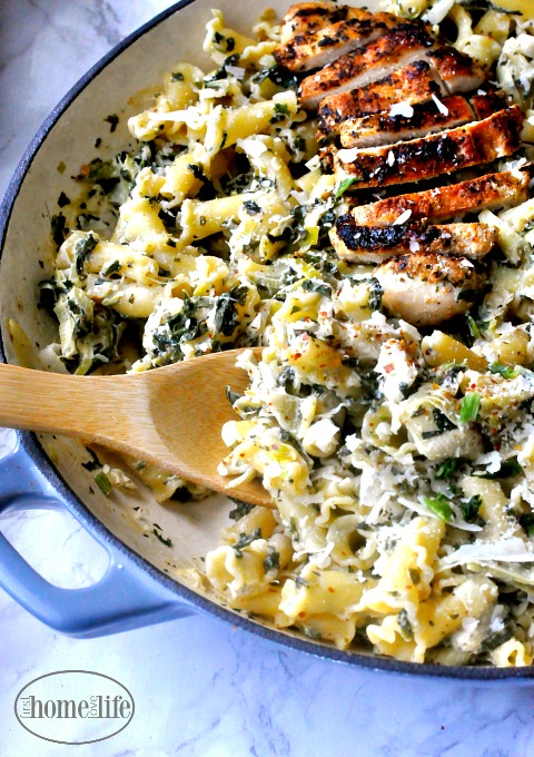 this creamy spinach artichoke chicken pasta recipe is so delicious and easy to make via firsthomelovelife.com