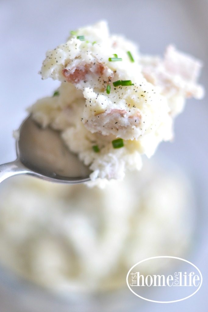 GARLIC AND CHIVE SMASHED POTATOES | THE SECRET TO INCREDIBLY FLAVORFUL SMASHED AND MASHED POTATOES VIA FIRSTHOMELOVELIFE.COM