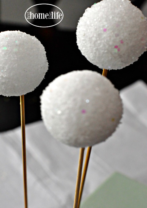 snowball-garland-an-easy-diy-holiday-craft-via-firsthomelovelife-com