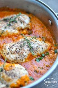 This one pan chicken in roasted red pepper sauce is AMAZING! So much flavor and so quick to make! via firsthomelovelife.com